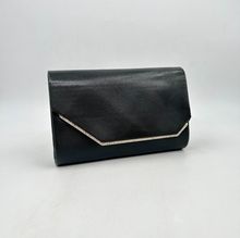 Pochette de soirée texturée avec un motif géométrique discret