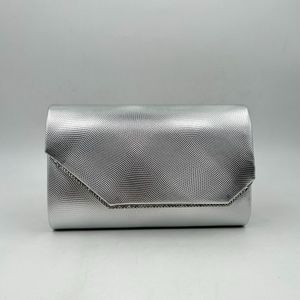 Pochette de soirée texturée avec un motif géométrique discret