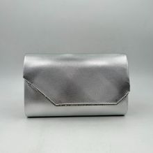 Pochette de soirée texturée avec un motif géométrique discret