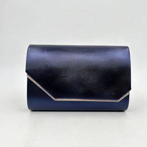 Pochette de soirée texturée avec un motif géométrique discret