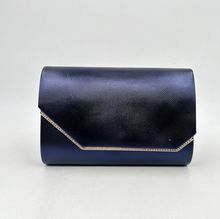 Pochette de soirée texturée avec un motif géométrique discret