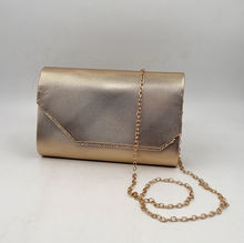 Pochette de soirée texturée avec un motif géométrique discret