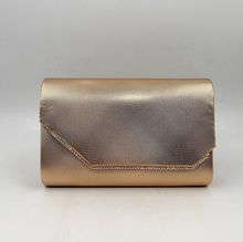Pochette de soirée texturée avec un motif géométrique discret