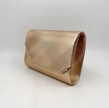 Pochette de soirée texturée avec un motif géométrique discret