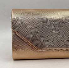 Pochette de soirée texturée avec un motif géométrique discret