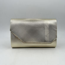 Pochette de soirée texturée avec un motif géométrique discret