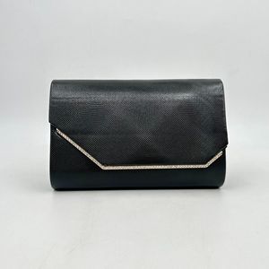 Pochette de soirée texturée avec un motif géométrique discret