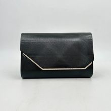 Pochette de soirée texturée avec un motif géométrique discret