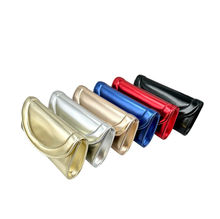 Pochette de soirée effet cuir verni avec un rabat avant arrondi