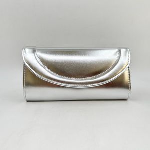 Pochette de soirée effet cuir verni avec un rabat avant arrondi