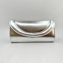 Pochette de soirée effet cuir verni avec un rabat avant arrondi