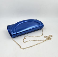 Pochette de soirée effet cuir verni avec un rabat avant arrondi