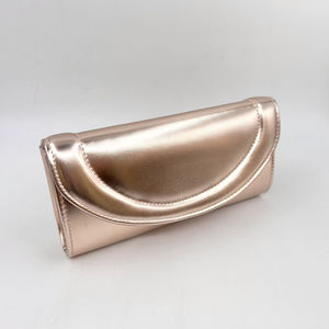 Pochette de soirée effet cuir verni avec un rabat avant arrondi