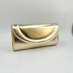 Pochette de soirée effet cuir verni avec un rabat avant arrondi