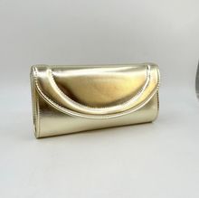 Pochette de soirée effet cuir verni avec un rabat avant arrondi