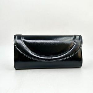 Pochette de soirée effet cuir verni avec un rabat avant arrondi