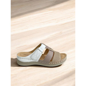 Mules sur talon compensé en simili cuir avec perforations