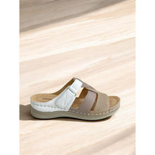 Mules sur talon compensé en simili cuir avec perforations