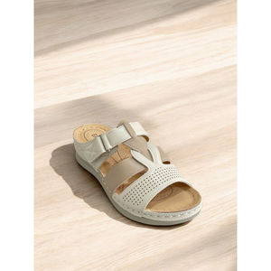 Mules sur talon compensé en simili cuir avec perforations