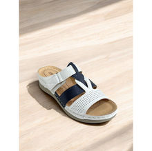 Mules sur talon compensé en simili cuir avec perforations