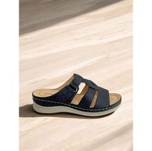 Mules sur talon compensé en simili cuir avec perforations