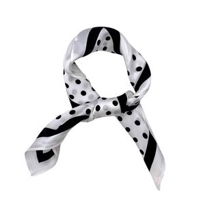 Foulard carré 52x52 en soie avec motif petits pois
