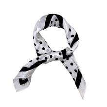 Foulard carré 52x52 en soie avec motif petits pois
