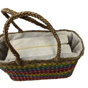 Sac de plage en paille orné d’un tressage multicolore