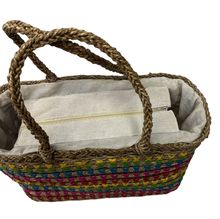 Sac de plage en paille orné d’un tressage multicolore