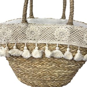 Sac de plage en paille orné de dentelle crochetée avec des pompons