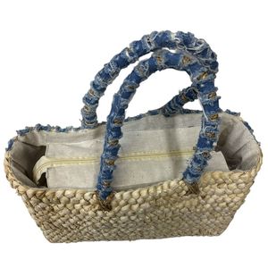 Sac en paille pour la plage à bandes de tissu bleu et petits coquillages