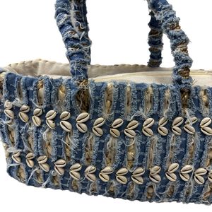 Sac en paille pour la plage à bandes de tissu bleu et petits coquillages