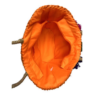 Sac de plage en paille fait à la main avec trois fleurs appliquées