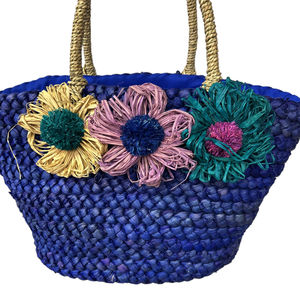 Sac de plage en paille fait à la main avec trois fleurs appliquées