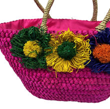 Sac de plage en paille fait à la main avec trois fleurs appliquées