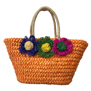Sac de plage en paille fait à la main avec trois fleurs appliquées