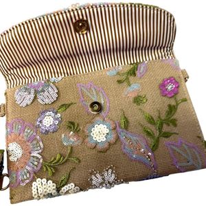 Pochette en toile de jute avec broderies florales à paillettes
