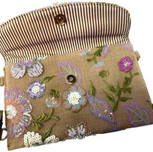 Pochette en toile de jute avec broderies florales à paillettes