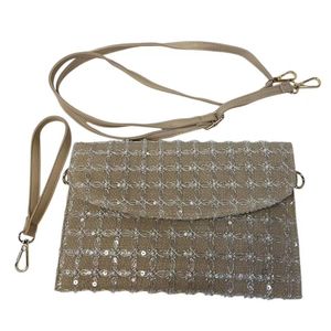 Pochette en toile de jute ornée de petites paillettes et des perles