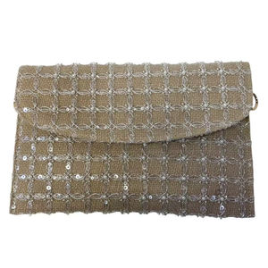 Pochette en toile de jute ornée de petites paillettes et des perles