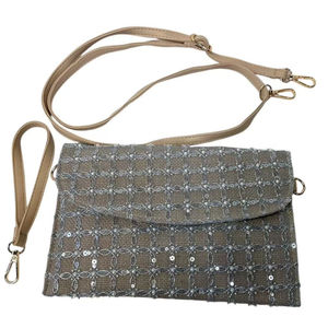 Pochette en toile de jute ornée de petites paillettes et des perles