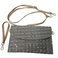 Pochette en toile de jute ornée de petites paillettes et des perles