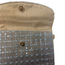 Pochette en toile de jute ornée de petites paillettes et des perles