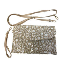 Pochette en toile de jute avec embellissement de séquins florales