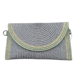 Pochette en papier tressé métallisé sublimée de détail contrasté