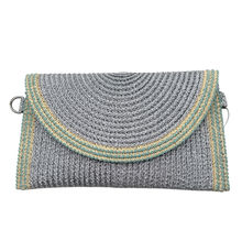 Pochette en papier tressé métallisé sublimée de détail contrasté