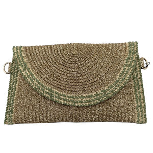 Pochette en papier tressé métallisé sublimée de détail contrasté