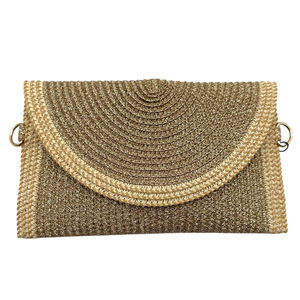 Pochette en papier tressé métallisé sublimée de détail contrasté