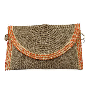 Pochette en papier tressé métallisé sublimée de détail contrasté