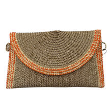 Pochette en papier tressé métallisé sublimée de détail contrasté